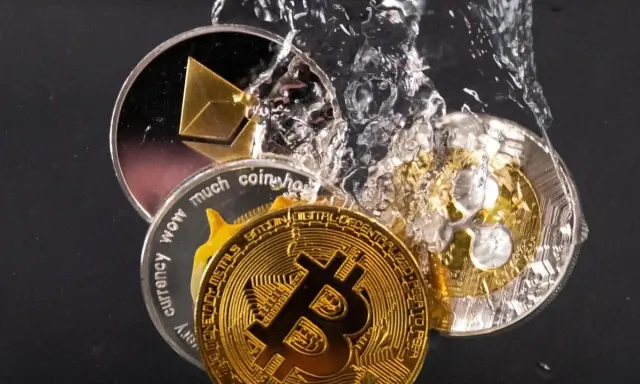 Monete di criptovalute, tra cui Bitcoin ed Ethereum, immerse nell'acqua. Un'immagine che evoca la volatilità e il potenziale delle criptovalute, come quelle che potresti considerare per il tuo 730.