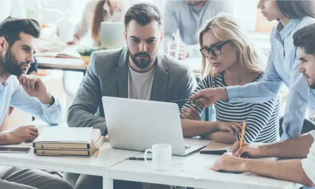 Team collabora su un progetto, mostrando un'efficace comunicazione interna aziendale.