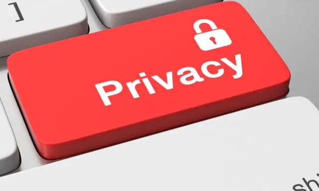 Tasto rosso "Privacy" con lucchetto, simboleggia cosa fanno i tracker: invadono la nostra privacy.