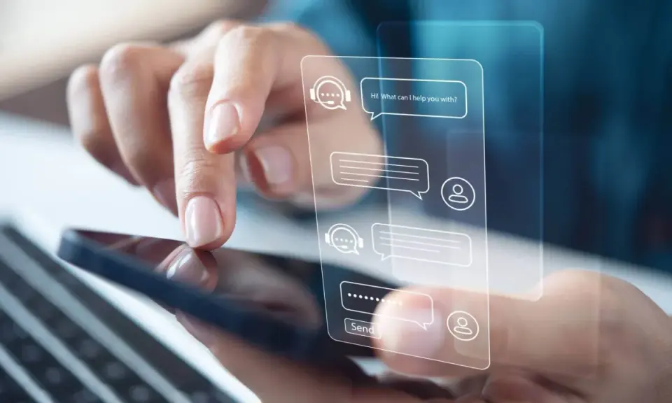 Dita interagisce con un'interfaccia di chat virtuale su uno smartphone, mostrando il controllo della chat.