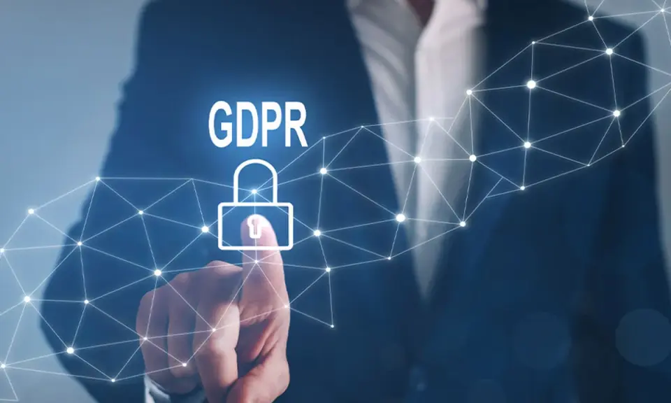 Un uomo in giacca e cravatta tocca un lucchetto stilizzato con la scritta GDPR, simbolo della protezione dei dati personali.