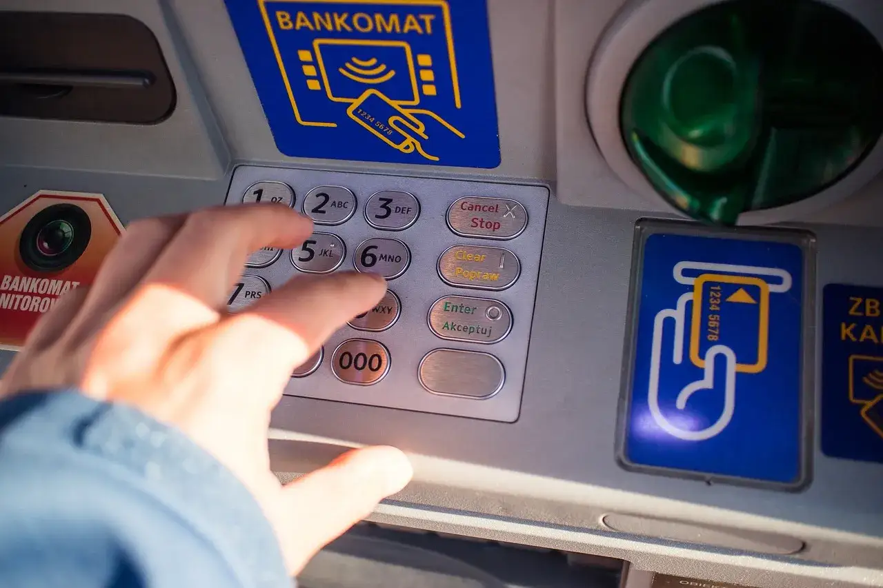 Mano che digita il PIN al bancomat, sperando che nessuno mi abbiano visto il pin del bancomat.