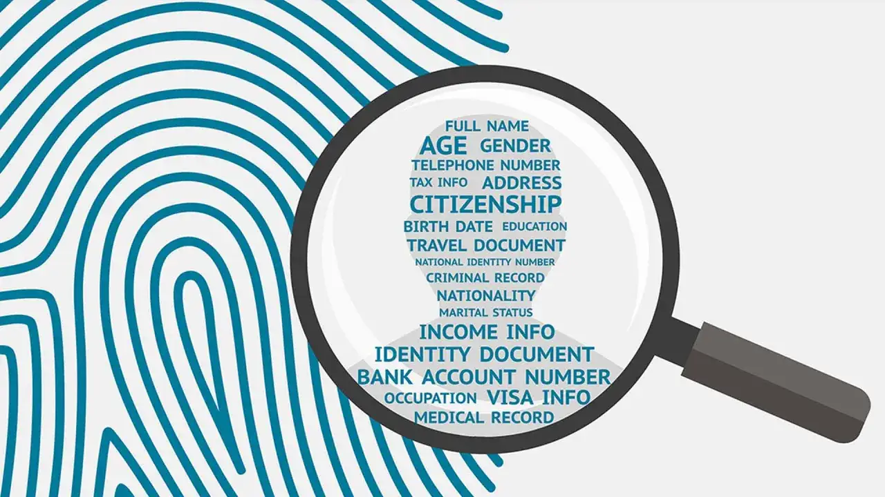 Lente d'ingrandimento su un'impronta digitale, che evidenzia vari dati particolari come nome, età, cittadinanza e documenti.