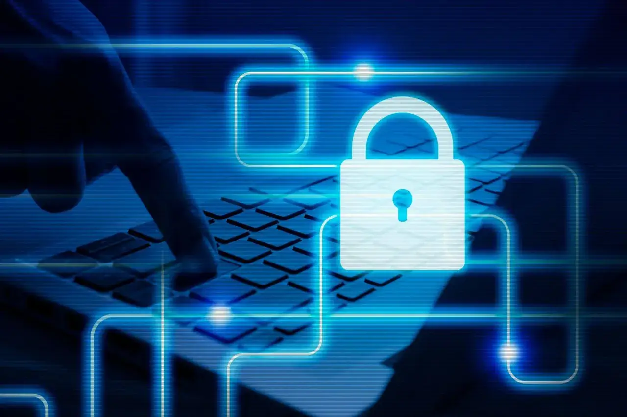 Dito, il ciso significato è la sicurezza informatica. Dito su tastiera, lucchetto digitale e circuiti blu indicano protezione dati.