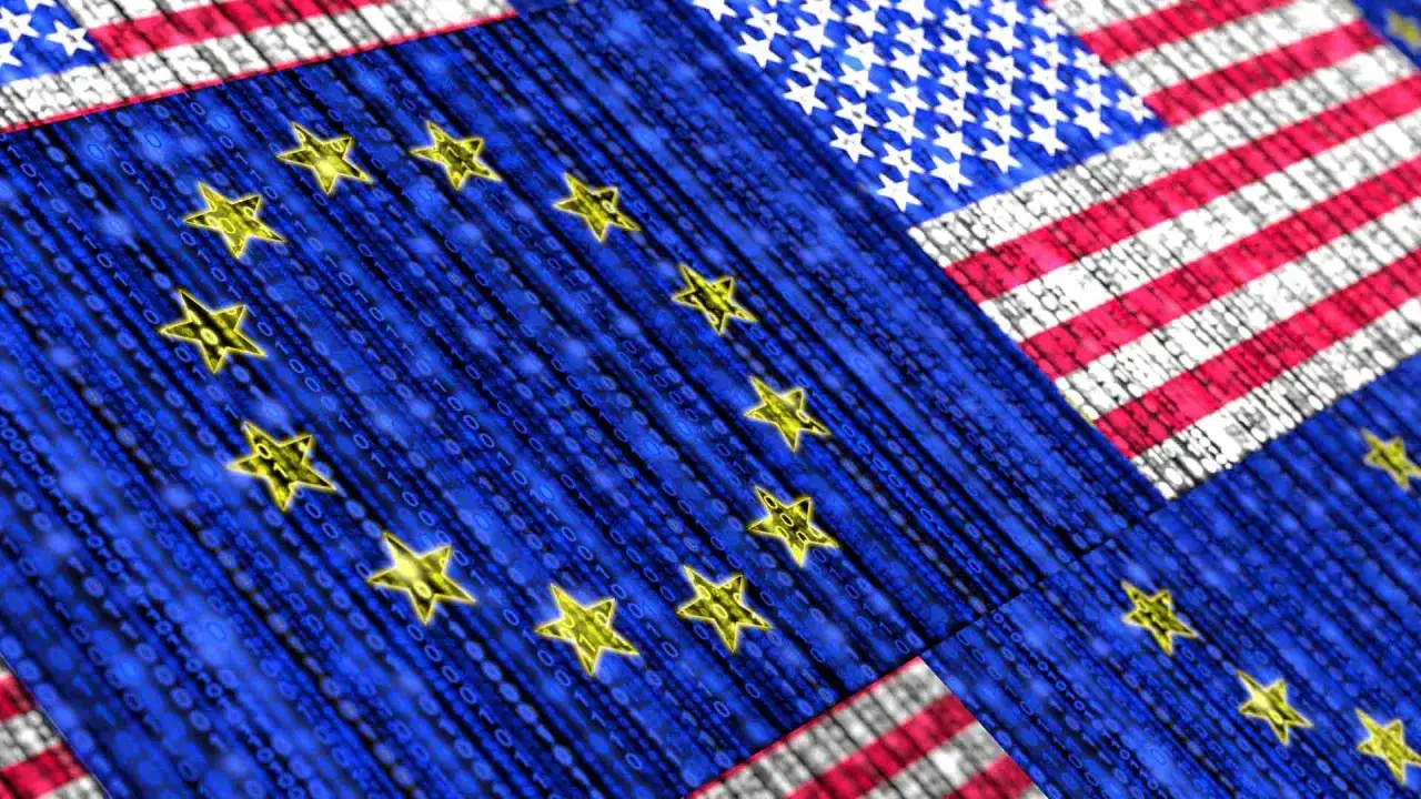 Bandiere USA e UE sovrapposte a codice binario, un'immagine che evoca il Cloud Act e le implicazioni sulla privacy dei dati.