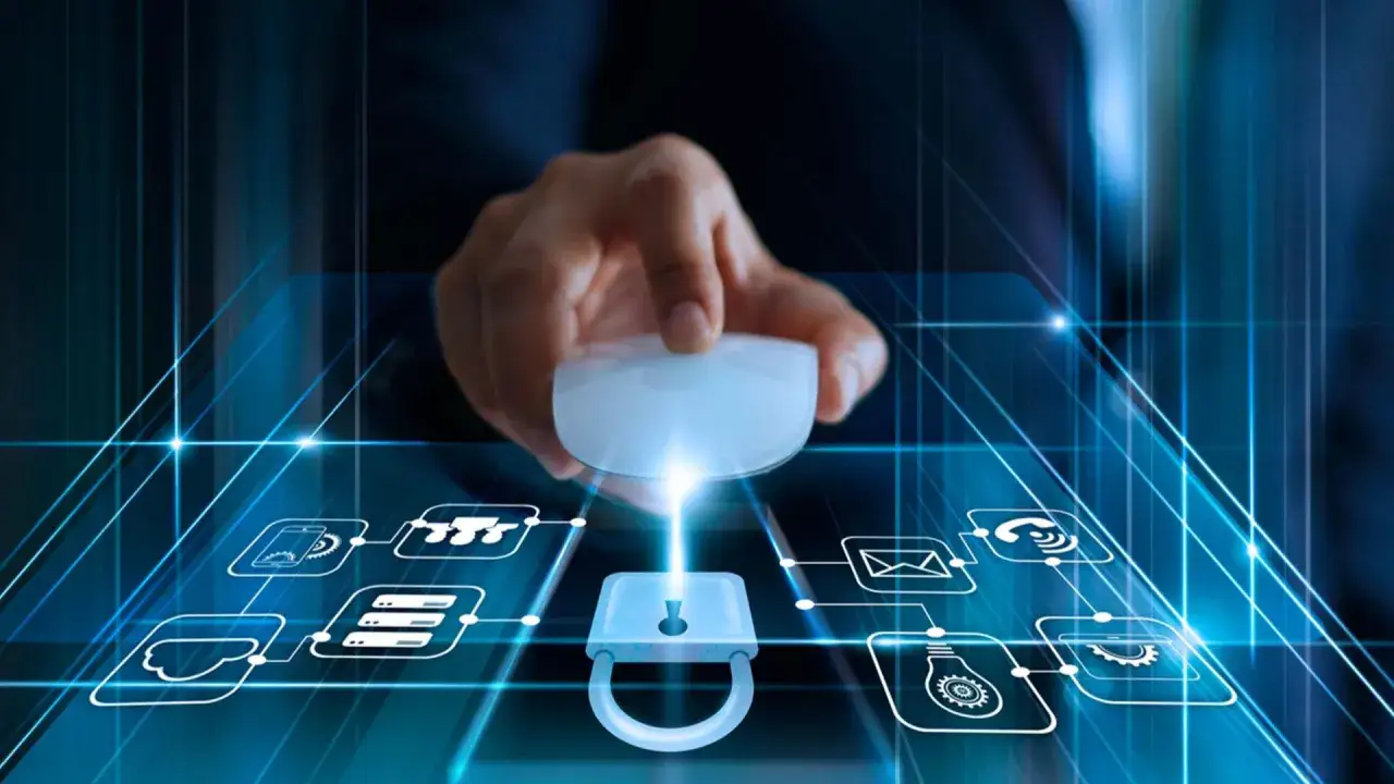 Mano con mouse su schermo digitale con icone di dati e lucchetto. Esempi di violazione della privacy.