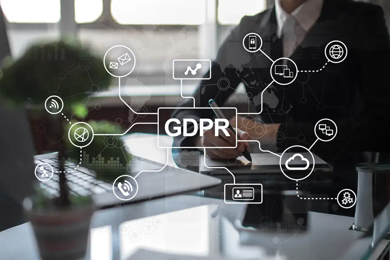 Schema GDPR con icone che illustrano la divulgazione dati personali dipendente, protezione e gestione delle informazioni.