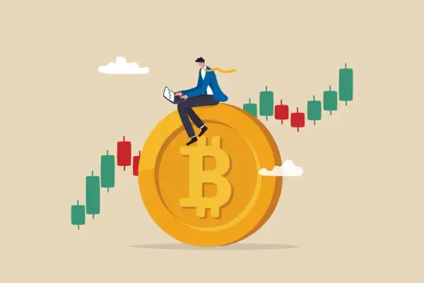 Uomo d'affari su una moneta Bitcoin, con grafici di criptovalute che indicano un valore di 5.000 euro.