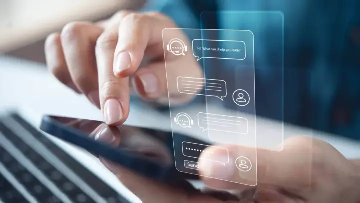 Dita interagisce con un'interfaccia di chat virtuale su uno smartphone, mostrando il controllo della chat.